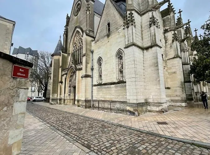 Le Chenonceau Charm And Softness From Tours